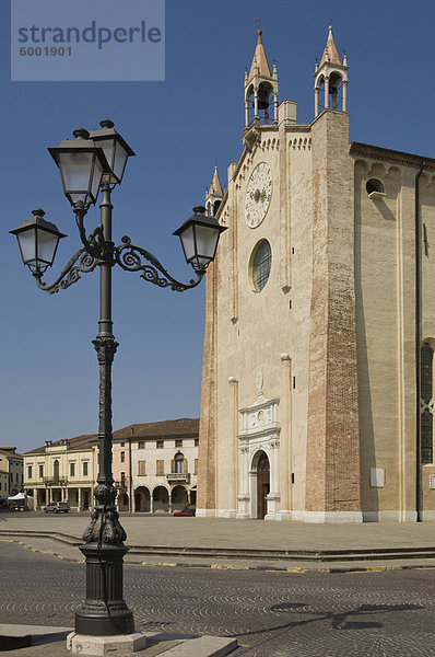 Gotischen Kathedrale aus dem 15. Jahrhundert in der mittelalterlichen Mauern umgebenen Stadt von Montagnana  Veneto  Italien  Europa