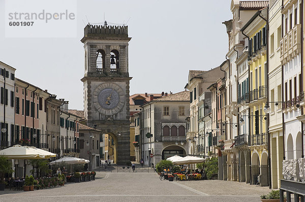 Straßencafés und dem Stadttor mit dekorativen Uhrturm  Este  Veneto  Italien  Europa