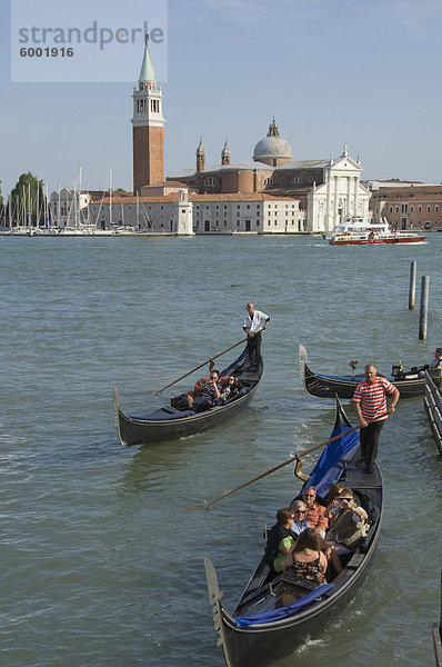 Gondeln mit der Insel Kirche San Giorgio Maggiore  Venedig  UNESCO World Heritage Site  Veneto  Italien  Europa