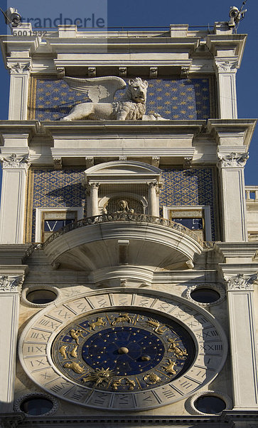 Der Torre Dell ' Orologio  mit Uhrwerk Figuren beim Geläute  St. Marks Square  Venedig  UNESCO Weltkulturerbe  Veneto  Italien  Europa