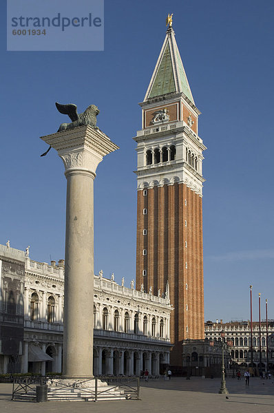 Die Lion-Spalte und der Campanile  Markusplatz  Venedig  UNESCO World Heritage Site  Veneto  Italien  Europa