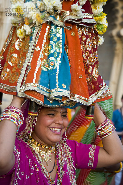 Sari bekleideten Frau Buchwert Idol auf dem Mewar-Festival in Udaipur  Rajasthan  Indien  Asien