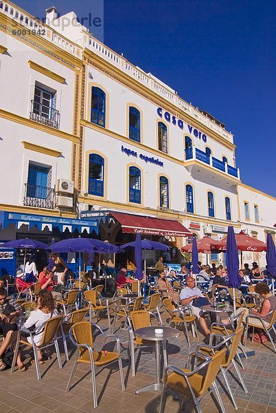 Open-Air-Cafés in der Küstenstadt Stadt von Essaouira  UNESCO Weltkulturerbe  Marokko  Nordafrika  Afrika