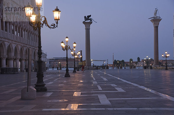 Die Spalten von der Venedig-Löwe und St. Theodor  St. Marks Landung  Venedig  UNESCO-Weltkulturerbe  Veneto  Italien  Europa