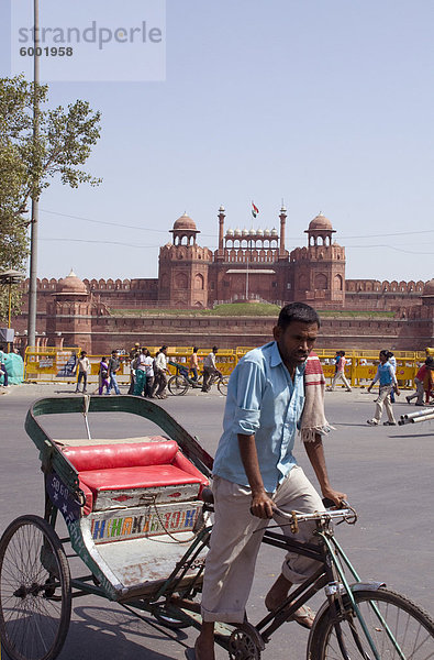 Rikscha-Fahrer in der Nähe von Lahore Gate  Old Delhi  Indien  Asien