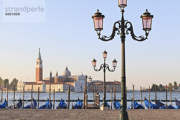 Gondeln vor Anker in der Lagune  San Giorgio Maggiore darüber hinaus  Riva Degli Schiavoni  Venedig  UNESCO Weltkulturerbe  Veneto  Italien  Europa