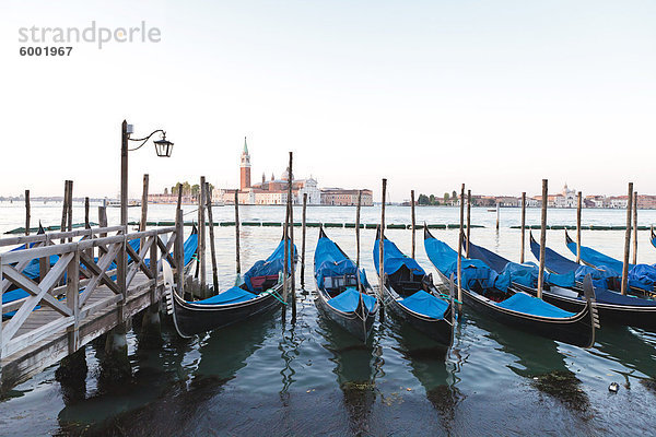 Gondeln vor Anker in der Lagune  San Giorgio Maggiore darüber hinaus  Riva Degli Schiavoni  Venedig  UNESCO Weltkulturerbe  Veneto  Italien  Europa