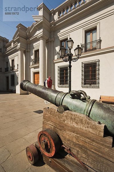 Cannon und moderne Kunst auf Anzeige in einem Innenhof der Palacio De La Moneda  ehemals einem kolonialen mint  jetzt Sitz der Präsidentin  Civic District  Santiago  Chile  Südamerika