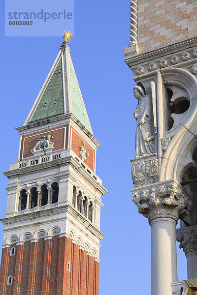 Campanile und Dogenpalast  Saint Mark's Square  Venedig  UNESCO World Heritage Site  Veneto  Italien  Europa