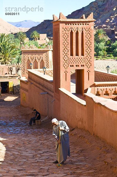 Alter Mann Reinigung der Straße am alten Ksar A•t Benhaddou  UNESCO World Heritage Site  Marokko  Nordafrika  Afrika