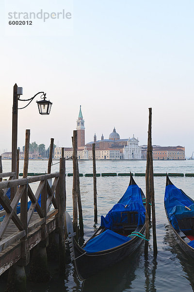 Gondeln vor Anker in der Lagune  San Giorgio Maggiore darüber hinaus  Riva Degli Schiavoni  Venedig  UNESCO Weltkulturerbe  Veneto  Italien  Europa