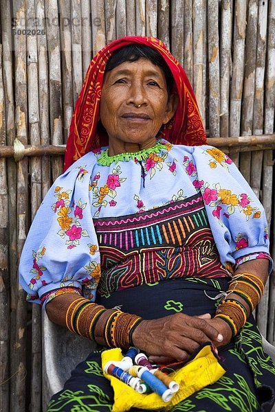Kuna-Frau Nähen eine Mola  San Blas Inseln  Panama  Mittelamerika