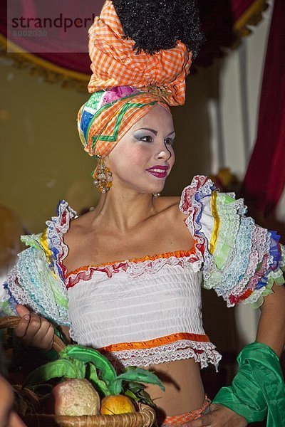 Frau gekleidet im bunten Outfit auf die Parisien Cabaret Show in das Hotel National in Havanna  Kuba  Westindische Inseln  Mittelamerika