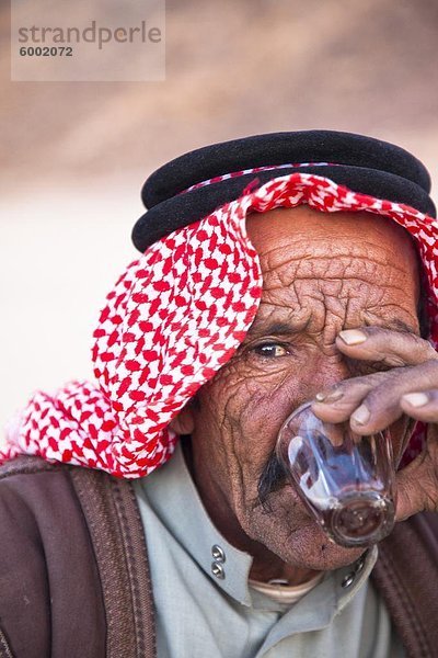 Beduinen man Tee trinken in Wadi Rum in der jordanischen Wüste  Jordanien  Naher Osten