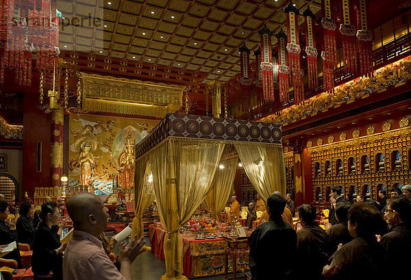 Das singen in der Halle der hundert Drachen im Tempel Buddha Zahns in Singapur  Südostasien  Asien