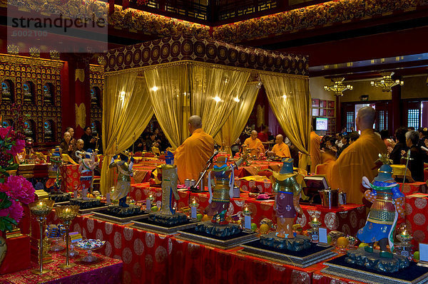 Das singen in der Halle der hundert Drachen im Tempel Buddha Zahns in Singapur  Südostasien  Asien