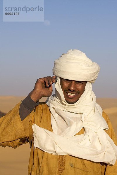 Ein Touareg Guide und Fahrer in den Fessan Wüste  Libyen  Nordafrika  Afrika