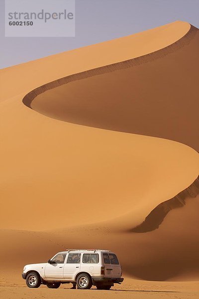 Ein 4 X 4 auf den Dünen des Erg Murzuk in Fessan Wüste  Libyen  Nordafrika  Afrika