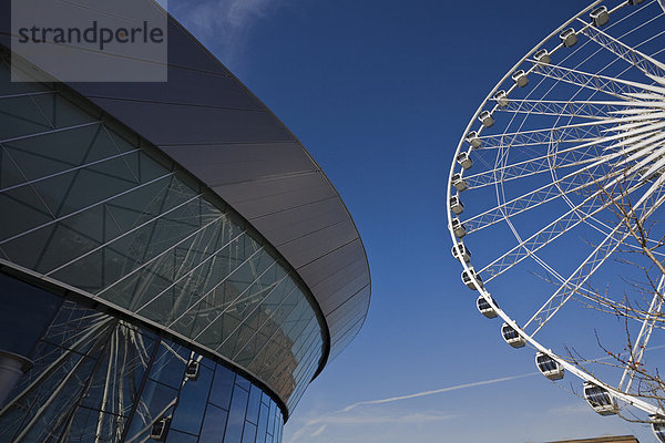 Das große Rad außerhalb der Echo Arena und Convention Centre  Liverpool  Merseyside  England  Vereinigtes Königreich  Europa