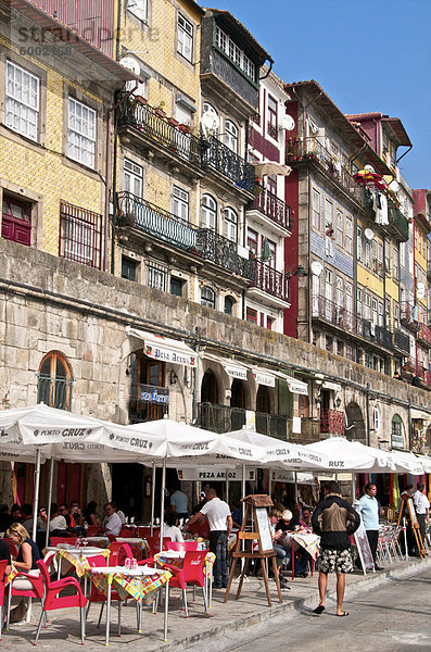 Typische Viertel Ribeira entlang hinauf zum Douro  Porto  Portugal  Europa