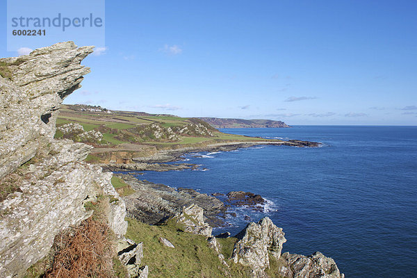 Langerstone Point- and -Blick Richtung Startpunkt von Prawle Point  Devon  England  Vereinigtes Königreich  Europa