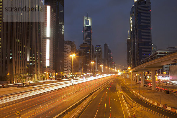 Nachtansicht der Sheikh Zayed Road  Dubai  Vereinigte Arabische Emirate  Naher Osten