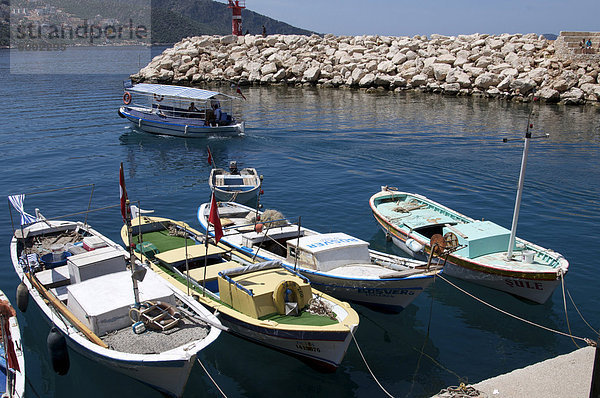 Hafen von Kalkan  einem beliebten Urlaubsort  Provinz Antalya  Türkei  Kleinasien  Eurasien