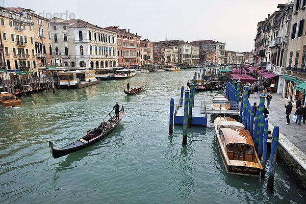 Abend Verkehr am Canal Grande neben der Rialto-Brücke  Venedig  UNESCO Weltkulturerbe  Veneto  Italien  Europa