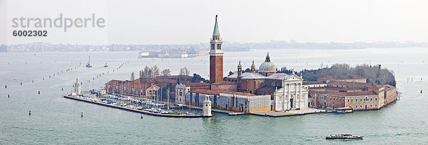 Vom Campanile in St. Marks Square Blick über den Lido  Venedig  UNESCO Weltkulturerbe  Veneto  Italien  Europa