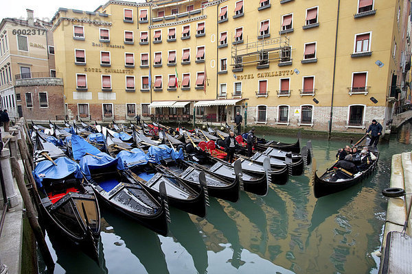 Gondeln außerhalb Hotel Cavalletto  Bacino Orseolo Gondole  Venedig  UNESCO World Heritage Site  Veneto  Italien  Europa