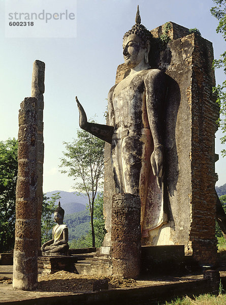 Stehende Buddha am Wat Saphan Hin  Sukhothai  UNESCO Weltkulturerbe  Thailand  Südostasien  Asien