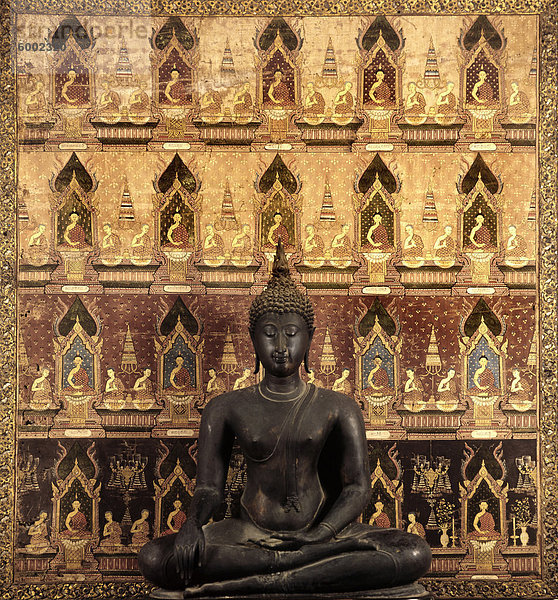 15. Jahrhundert Buddha Bild aus der Sukhothai-Periode vor einer buddhistischen Banner  Rangsit Collection  Bangkok  Thailand  Südostasien  Asien