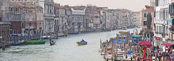 Gebäude und Bootsverkehr am Canal Grande aus der Ponte di Rialto  Venedig  UNESCO Weltkulturerbe  Veneto  Italien  Europa