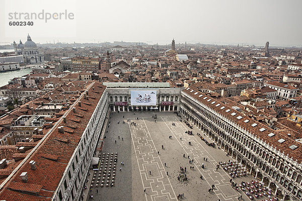 Blick nach Westen von Campanile über St. Marks Platz und Stadt  Venedig  UNESCO Weltkulturerbe  Veneto  Italien  Europa