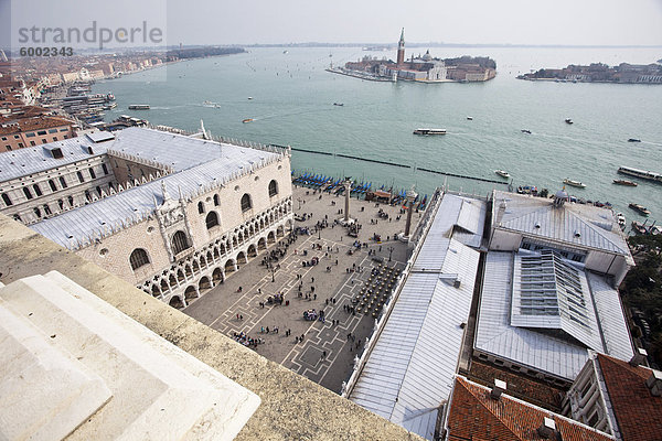 St. Marks Square Blick über den Lido di Venezia  Isola di San Giorgio Maggiore  vom Campanile  Venedig  UNESCO World Heritage Site  Veneto  Italien  Europa