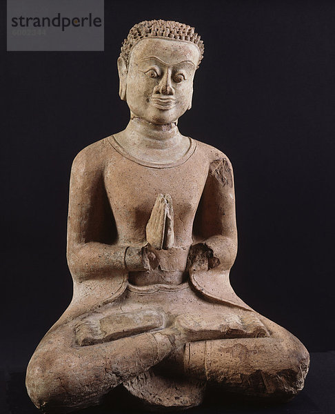 Terrakotta Jünger des Buddha  12. Jahrhundert Haripunchai Stil  Haripunchai National Museum  Lamphun  Thailand  Südostasien  Asien