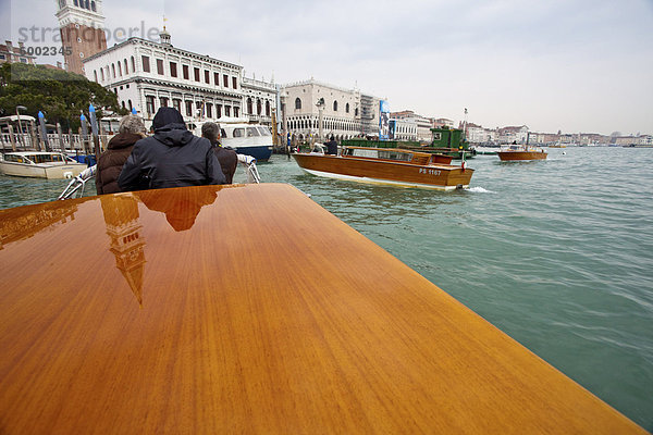 Traditioneller Holzbau touristischen Boote am Canal Grande  Venedig  UNESCO Weltkulturerbe  Veneto  Italien  Europa