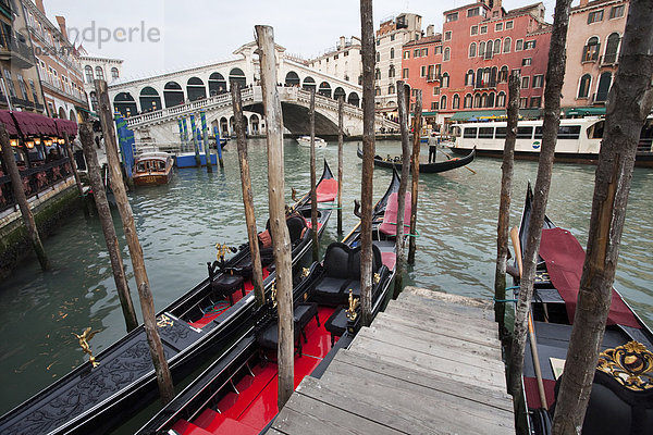 Gondeln säumen den Canal neben der Rialto-Brücke  Venedig  UNESCO Weltkulturerbe  Veneto  Italien  Europa
