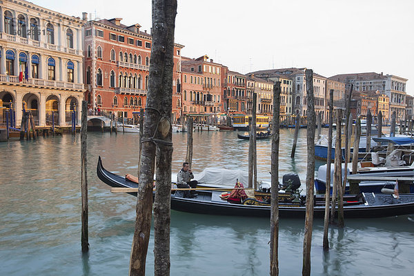 Abend Licht strahlt auf Gebäude säumen den Canal von der Rialto-Brücke  Venedig  UNESCO Weltkulturerbe  Veneto  Italien  Europa