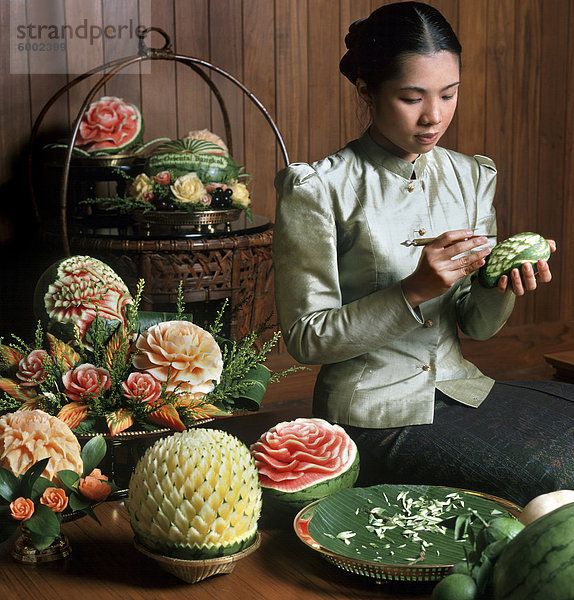 Obst schnitzen  The Oriental Hotel  Bangkok  Thailand  Südostasien  Asien