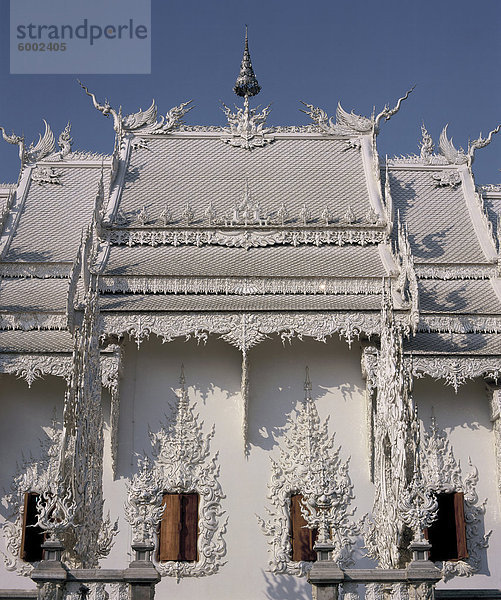 Moderne buddhistische Tempel  entworfen und gemalt von Künstler Chalermchai Kositpipat  Wat Rong Khun  Chiang Rai  Nord-Thailand  Thailand  Südostasien  Asien