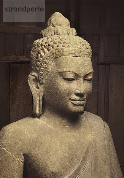 Kopf und Oberkörper ein Sandstein Buddha  Lopburi-Stil (Khmer Einfluss) aus dem 14. Jahrhundert  Wat Mahathat  Lopburi  Thailand  Südostasien  Asien