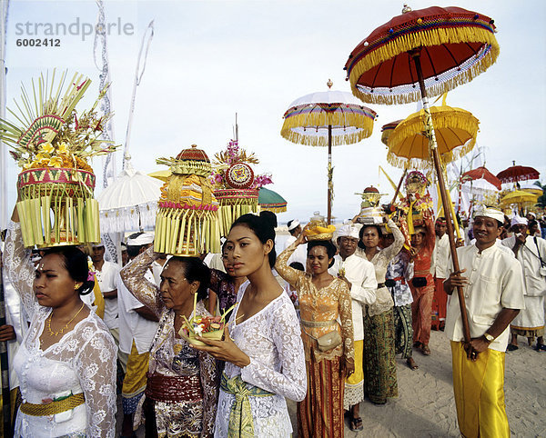 WOM tragen Angebote bei einer Zeremonie in Bali  Indonesien  Südostasien  Asien