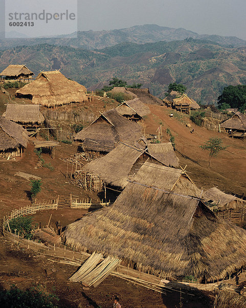 Akha Hügel Stamm Dorf mit Waldbauern Hügeln durch Brandrodung von Stämmen im Hintergrund Landwirtschaft zerstört Chiang Rai Provinz  Thailand  Südostasien  Asien