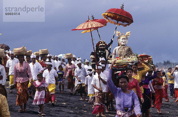 Melasti  eine Reinigung-Zeremonie in Bali  Indonesien  Südostasien  Asien