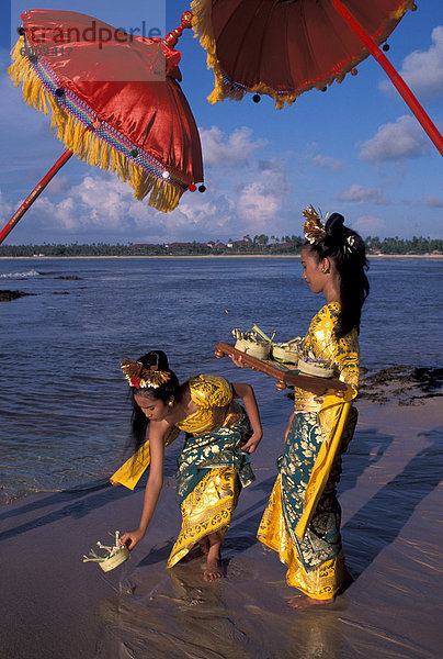 Balinesische Mädchen darbringen  das Meer  Bali  Indonesien  Südostasien  Asien