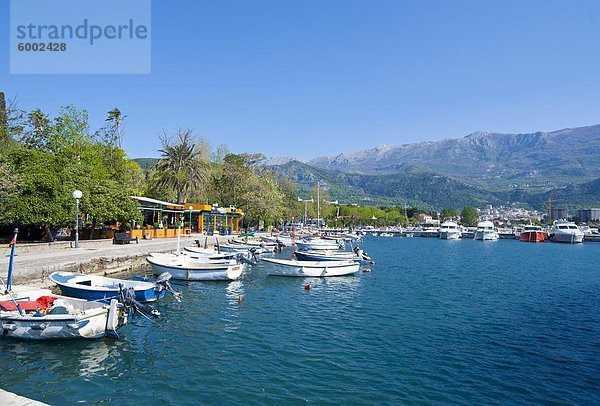 Kleine Boote im Hafen von der alten Stadt von Budva  Montenegro  Europa