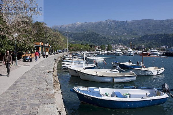 Kleine Boote im Hafen von der alten Stadt von Budva  Montenegro  Europa