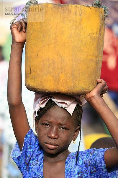 Mädchen tragen eine schwere Last  St. Louis  Senegal  Westafrika  Afrika