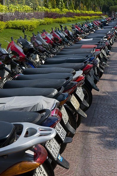 Motobikes in einer langen Reihe  Ho-Chi-Minh-Stadt (Saigon)  Vietnam  Indochina  Südostasien  Asien